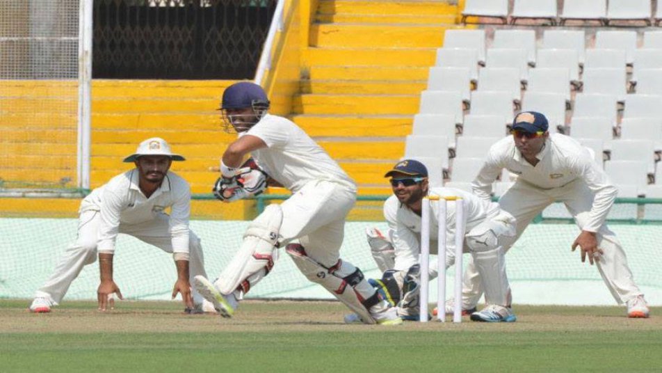  
समित गोहिल ने शानदार बल्लेबाज़ी करते हुए 45 चौके और 1 छक्के के साथ नाबाद 359 रन बना डाले. जिसकी मदद से गुजरात की टीम ने अपनी दूसरी पारी में विशाल 641 रन बनाए.