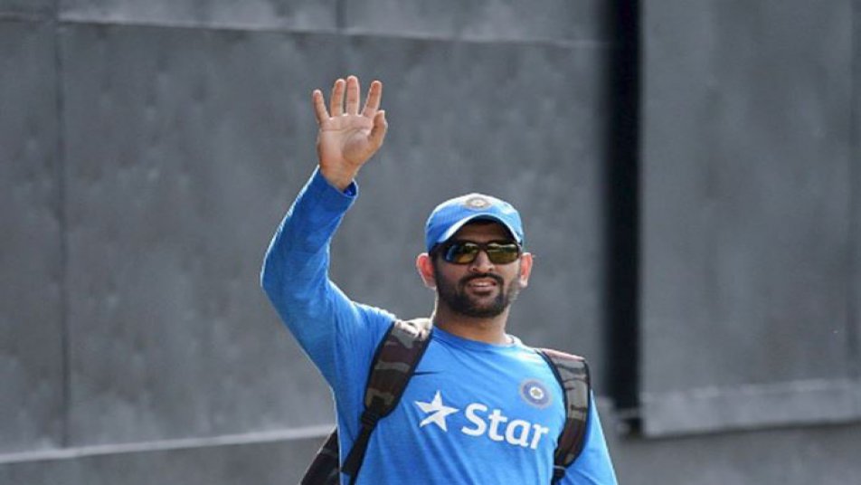 कप्तानी छोड़ने के फैसले से धोनी ने सबको किया हैरान!