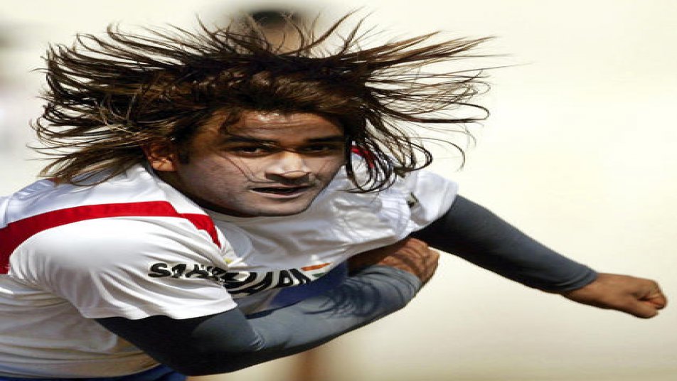 देश के सबसे सफल क्रिकेट कप्तान महेंद्र सिंह धोनी ने वनडे और टी-20 की कप्तानी छोड़ अपने फैंस को एक बड़ा झटका दिया है. धोनी फिलहाल क्रिकेट खेलना जारी रखेंगे. सवाल ये उठ रहे हैं कि धोनी ने अचानक कप्तानी क्यों छोड़ी. टेस्ट की तरह ही वनडे और टी-20 से धोनी के कप्तानी से संन्यास लेने का फैसला अचानक आया है. इंग्लैंड की टीम वन डे और टी-20 सीरीज खेलने के लिए भारत लौटने वाली है लेकिन उससे पहले ही धोनी ने कप्तानी छोड़ने का एलान कर दिया.