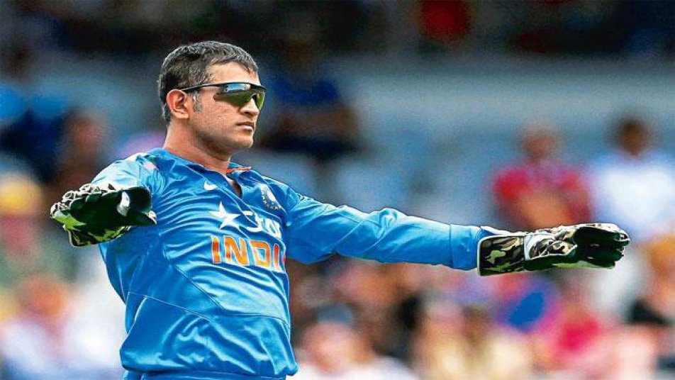 खेल जगत ने महेंद्र सिंह धोनी को उनके शानदार कप्तानी करियर के लिए बधाई दी जिसमें सचिन, अफरीदी, कैफ, हर्षा भोगले जैसे दिग्गज शामिल रहे.