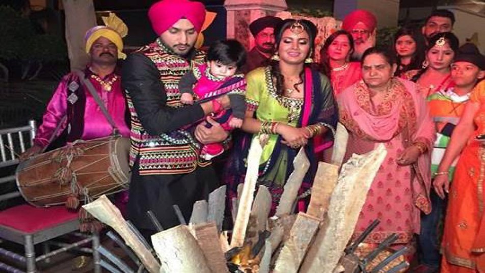 बीते दिन भज्जी और गीता ने अपने घर पर अपनी नन्ही परी के साथ धूमधाम से उसकी पहली लोहड़ी मनाई.