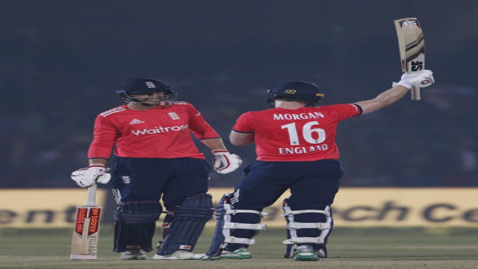 INDvsENG मैच में राष्ट्रगान के वक्त च्यूइंगगम चबाते दिखे परवेज़ रसूल पर भड़के लोग