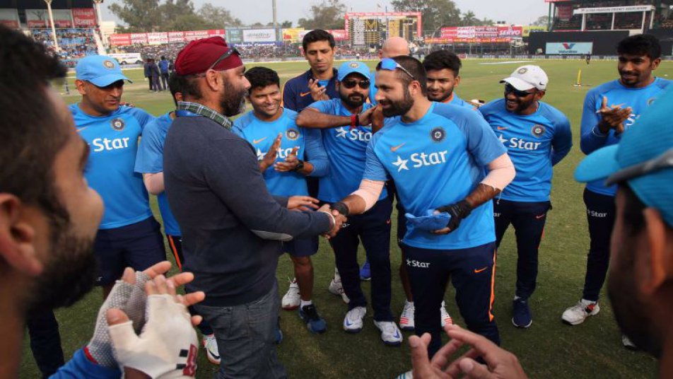 INDvsENG मैच में राष्ट्रगान के वक्त च्यूइंगगम चबाते दिखे परवेज़ रसूल पर भड़के लोग