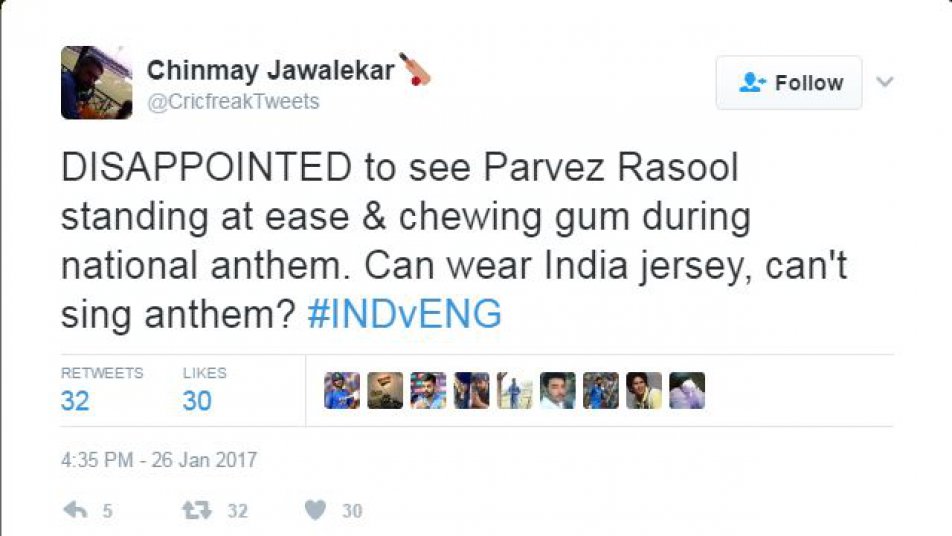 चिनमय जवालेकर ने लिखा, 'राष्ट्रगान के दौरान परवेज़ रसूल को च्यूइंगगम चबाते और आराम से खड़े देखकर मैं निराश हूं, हम भारतीय जर्सी पहन सकते हैं लेकिन राष्ट्रगान नहीं गा सकते?