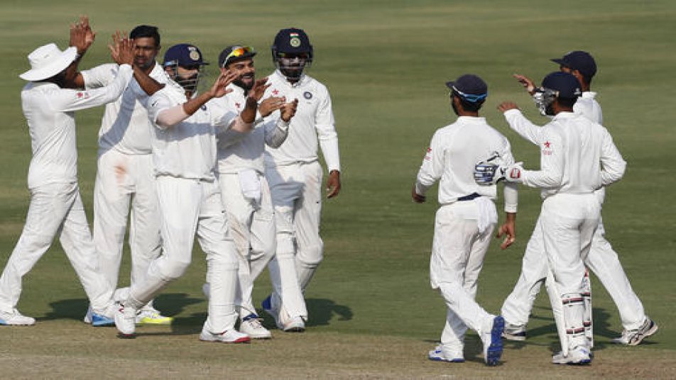 राजीव गांधी अंतर्राष्ट्रीय क्रिकेट स्टेडियम में जारी इकलौते टेस्ट मैच के पांचवें और अंतिम दिन सोमवार को भारत ने मेहमान टीम के 6 बल्लेबाज़ों को वापस पवेलियन भेज दिया है जबकि वो जीत से महज़ 4 विकेट दूर है.