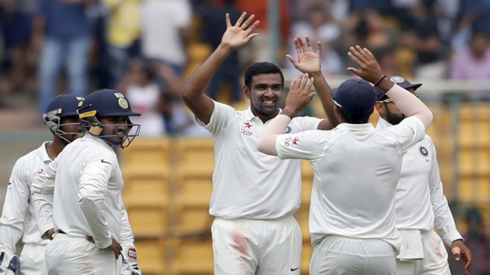 अपने इस धमाकेदार स्पेल में आर अश्विन ने एक बड़ा रिकॉर्ड अपने नाम दर्ज कर लिया है. अश्विन टेस्ट क्रिकेट में सबसे कम मैच और पारियों में 25 बार 5 विकेट चटकाने वाले गेंदबाज़ बन गए हैं.
