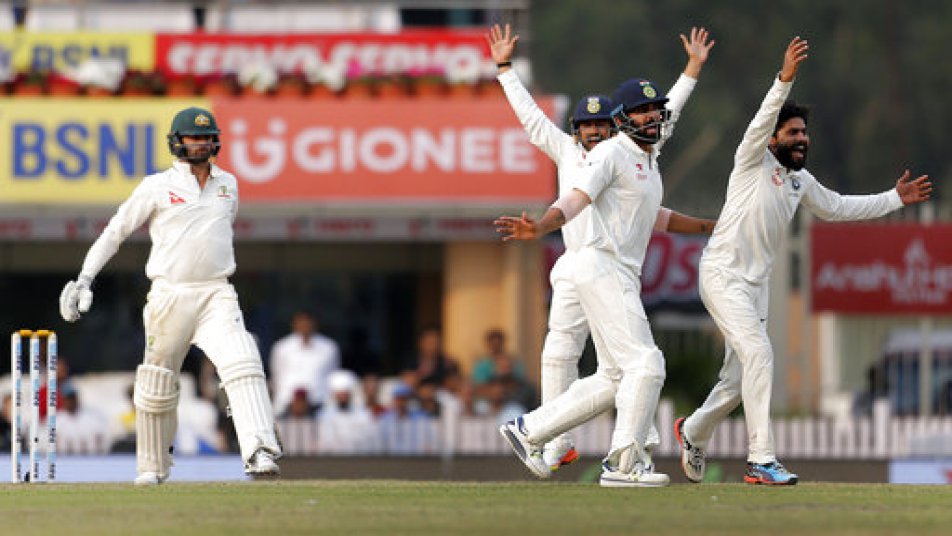 भारत ने झारखंड राज्य क्रिकेट संघ स्टेडियम में खेले जा रहे तीसरे टेस्ट मैच में आस्ट्रेलिया पर अपनी पकड़ मजबूत कर ली है. चौथे दिन रविवार का खेल खत्म होने तक उसने आस्ट्रेलिया के दूसरी पारी में 23 रनों पर दो विकेट चटका दिए हैं. भारत ने आस्ट्रेलिया के पहली पारी के विशाल स्कोर 451 रनों का मजबूत जवाब देते हुए अपनी पहली पारी नौ विकेट पर 603 रनों पर घोषित करते हुए 152 रनों की अहम बढ़त ली. मेहमान टीम अभी 129 रन पीछे है.