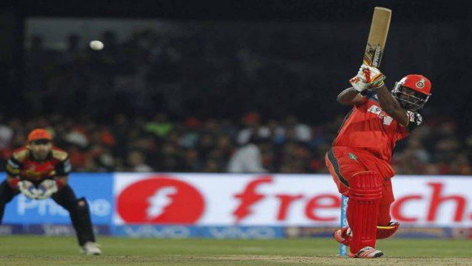 क्रिस गेल: आईपीएल में विस्फोटक बल्लेबाज़ों का नाम सामने आते ही जो एक नाम सबसे पहले ज़हन में आता है वो है वेस्टइंडीज़ के धुंआधार ओपनर क्रिस गेल का. गेल ने आईपीएल में 20 अर्धशतक और 5 शतकों के साथ कुल 3426 रन बनाए हैं. अगर गेल का बल्ला चला तो फिर आरसीबी को मेडन आईपीएल टाइटल जीतने से कोई टीम नहीं रोक सकती.