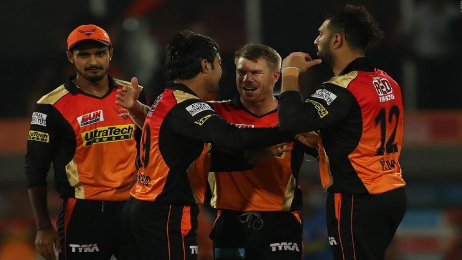 मौजूदा चैम्पियन सनराइजर्स हैदराबाद ने बुधवार को यहां उप्पल में राजीव गांधी अंतर्राष्ट्रीय स्टेडियम में बुधवार को हुए इंडियन प्रीमियर लीग (आईपीएल) के 10वें संस्करण के पहले मैच में युवराज सिंह (62) की धुआंधार पारी की बदौलत रॉयल चैलेंजर्स बैंग्लोर को 35 रनों से हरा दिया. सनराइजर्स से मिले 208 रनों के लक्ष्य का पीछा करते हुए चैलेंजर्स टीम दो गेंद पहले ही में 172 रन बनाकर ऑल आउट हो गई.