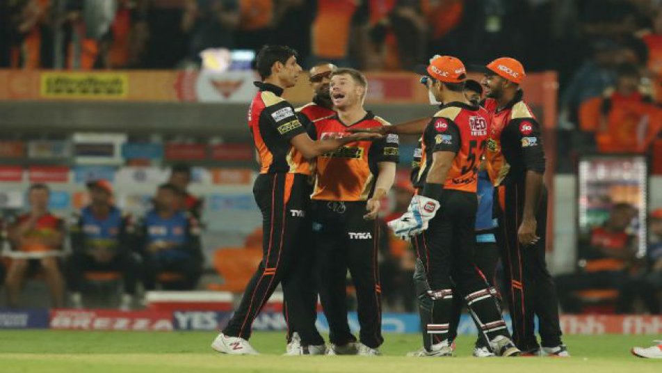 लेकिन इस मुकाबले में एक बार फिर अनुभवी आशीष नेहरा ने बेजोड़ गेंदबाज़ी का नमूना पेश करते हुए टीम को जीत दिलाई.