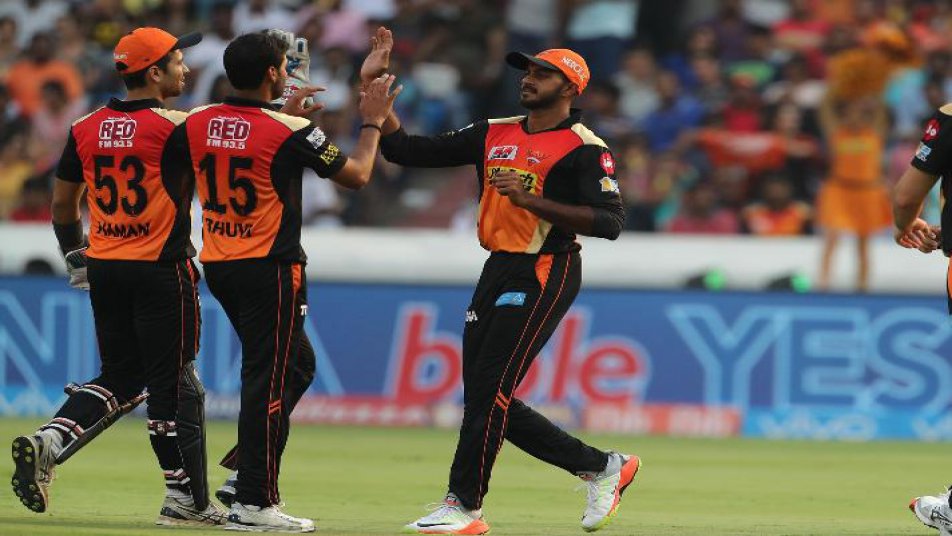 राशिद खान (3/19) और भुवनेश्वर कुमार (2-21) की शानदार गेंदबाजी के दम पर मौजूदा चैम्पियन सनराइजर्स हैदराबाद ने इंडियन प्रीमियर लीग (आईपीएल) के 10वें संस्करण के तहत रविवार को जारी मुकाबले में गुजरात लॉयंस टीम को 135 रनों पर सीमित कर दिया। टॉस हारकर पहले बल्लेबाजी करने उतरी गुजरात की टीम ने राजीव गांधी अंतर्राष्ट्रीय स्टेडियम में निर्धारित 20 ओवरों में सात विकेट गंवाकर 135 रन बनाए. 
तस्वीर सौजन्य: BCCI