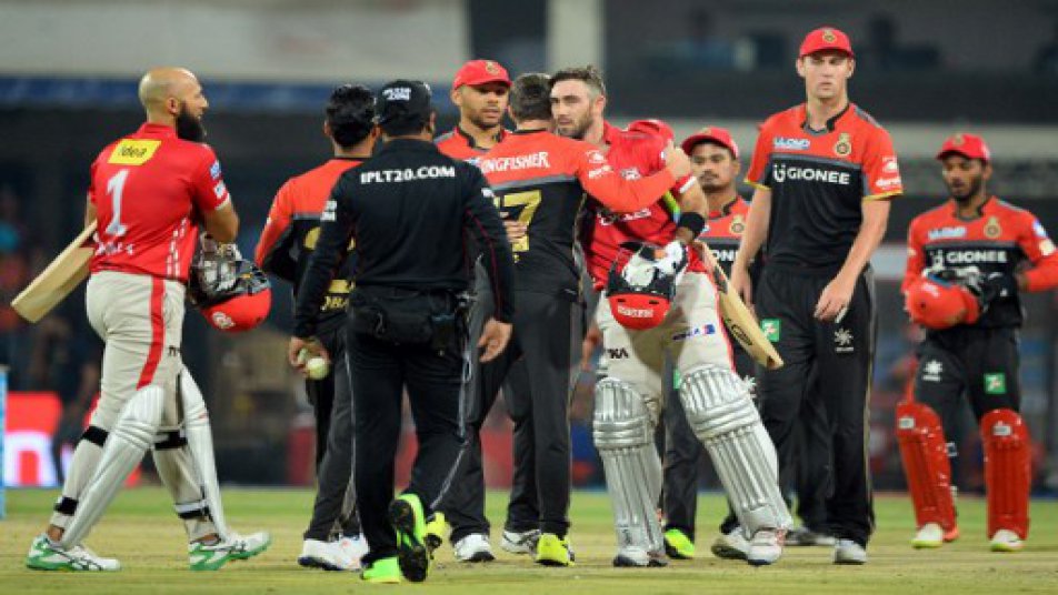 किंग्स इलेवन पंजाब ने सोमवार को होल्कर क्रिकेट स्टेडियम में हुए इंडियन प्रीमियर लीग (आईपीएल) के 10वें संस्करण के आठवें मैच में रॉयल चैलेंजर्स बैंग्लोर को आठ विकेट से हरा दिया. बैंग्लोर से मिले 149 रनों के औसत लक्ष्य का पीछा करते हुए पंजाब ने हाशिम अमला (नाबाद 58) और कप्तान ग्लेन मैक्सवेल (नाबाद 43) की सधी हुई पारियों के दम पर 33 गेंद शेष रहते 150 रन बनाकर जीत हासिल कर ली.