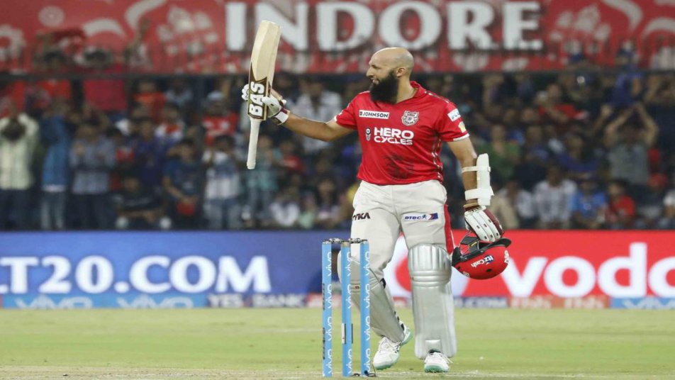 किंग्स इलेवन पंजाब के ओपनर बल्लेबाज हाशिम अमला के नाबाद 104 रनों की पारी की बदौलत मुम्बई के सामने 199 रनों का विशाल लक्ष्य रखा, लेकिन मुंबई ने इस लक्ष्य को 27 गेंद पहले हासिल कर लिया.


फोटो क्रेडिट: (BCCI, IPL)