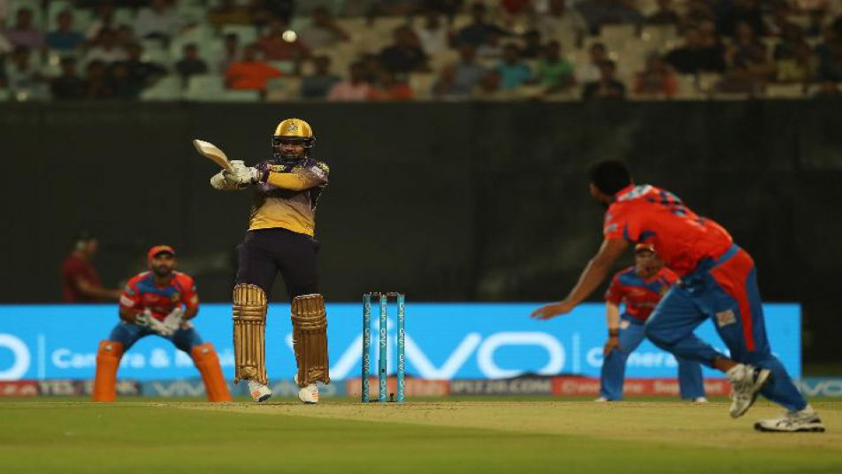 टॉस हारकर पहले बल्लेबाज़ी करने उतरी केकेआर की टीम ने गुजरात को उस वक्त चौंका दिया जब उन्होंने आईपीएल एक बार फिर स्पिनर सुनील नारायण से पारी की शुरूआत करवाई.