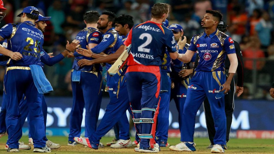 मुंबई और दिल्ली डेयरडेविल्स के बीच खेले गए आईपीएल सीजन-10 के 25वें मुकाबले में गेंदबाजों के दमदार प्रर्दशन के दम पर मुंबई ने दिल्ली को 14 रनों से हराकर इस में लगातार छठी जीत दर्ज की है.
फोटो क्रेडिट: (BCCI,IPL)