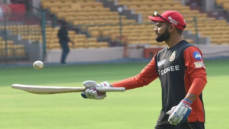 रॉयल चैलेंजर्स बैंगलुरु के कप्तान विराट कोहली रविवार को कोलकाता नाइट राइडर्स के खिलाफ बिना कोई रन बनाए आउट हो गए. विराट की टीम इस मैच में 82 रनों से हार गई.


फोटो क्रेडिट: (BCCI,IPL)