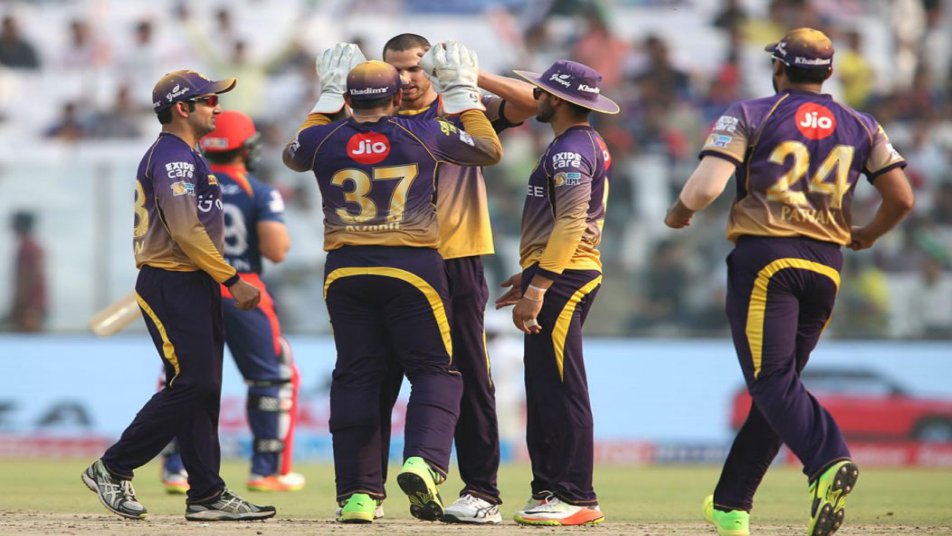 आईपीएल 2017 में 10 मुकाबलों में से 7 जीत के साथ टूर्नामेंट में दूसरा पायदान पर काबिज़ केकेआर के लिए एक बुरी खबर आई है.