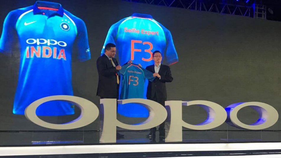 चैम्पियंस ट्रॉफी से पहले भारतीय क्रिकेट टीम को मिली नई जर्सी, देखें तस्वीरें