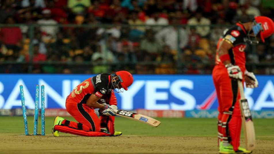 अपनी बल्लेबाज़ी के लिए माहिर आरसीबी की टीम इस बार कभी भी अपने पुराने रंग में नज़र नहीं आई.