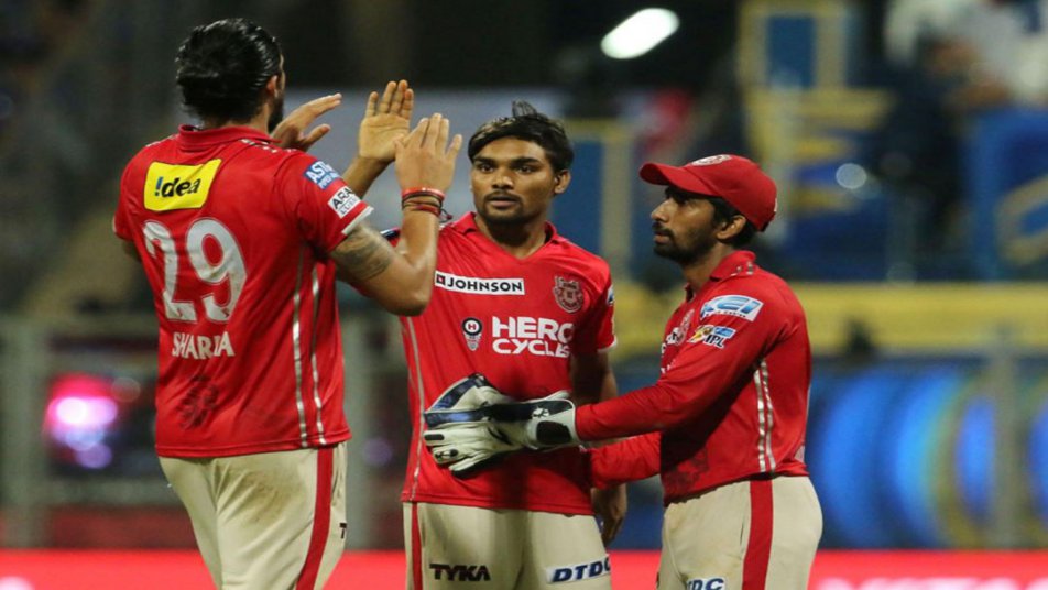 IPL 2017: चौके और छक्कों की बरसात के बीच पंजाब और मुंबई के गेंदबाजों ने किया बड़ा कमाल