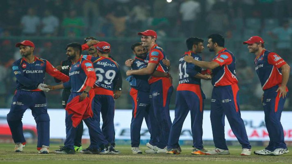 दिल्ली डेयरडेविल्स ने अपने घर में शानदार हरफनमौला प्रदर्शन करते हुए राइजिंग पुणे सुपरजाएंट को रोमांचक मुकाबले में सात रनों से हरा दिया. दिल्ली ने टॉस जीतकर पहले बल्लेबाजी करते हुए करुण नायर की 64 रनों का पारी के दम पर निर्धारित 20 ओवरों में आठ विकेट खोकर 168 रन बनाए थे. पुणे की टीम काफी प्रयास के बावजूद 20 ओवर खेलने के बाद सात विकेट खोकर 161 रन ही बना सकी. 
सभी तस्वीरें सौजन्य: IPL(BCCI)