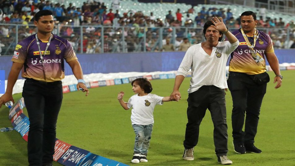 KKRvsMI: शाहरुख खान और बेटे अब्राम ने ईडन गार्डन्स में जीता दर्शकों का दिल