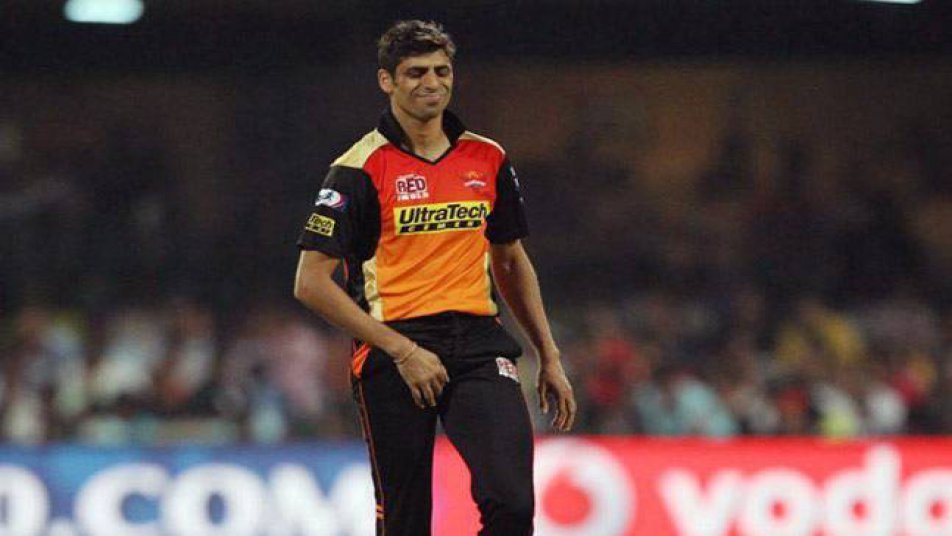 KKR से मुकाबले से पहले SRH को झटका, चोटिल नेहरा IPL से बाहर, युवराज का खेलना तय नहीं