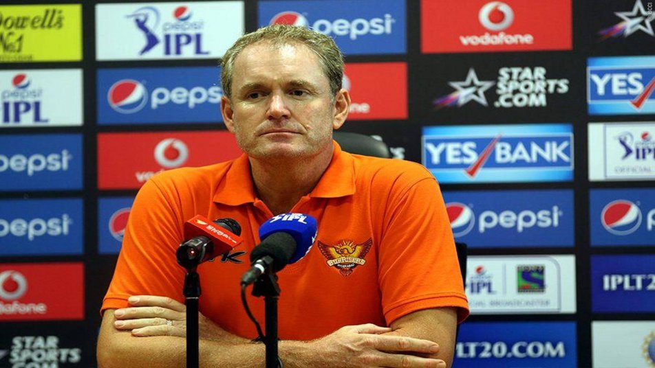 KKR से मुकाबले से पहले SRH को झटका, चोटिल नेहरा IPL से बाहर, युवराज का खेलना तय नहीं