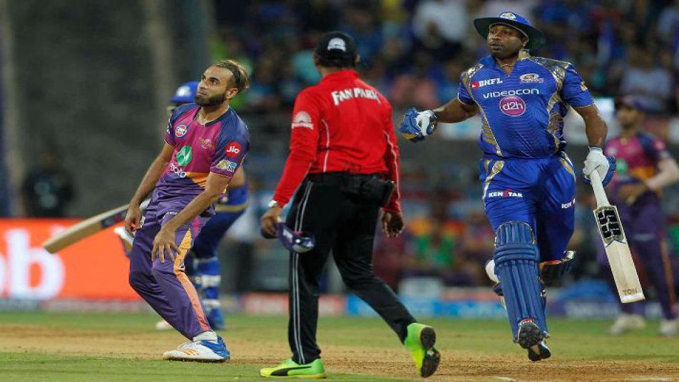 हारने वाली टीम क्वालीफायर-2 मुकाबले में इलिमिनेटर मैच जीतने वाली टीम से भिड़ेगी. टी20 फॉर्मेट में गेंदबाज़ी जितनी असरदार होती है टीम को उतना ही फायदा होता है. आइये एक नज़र डालें दोनों टीमों के गेंदबाज़ी के इस 'रिकॉर्ड' पर.