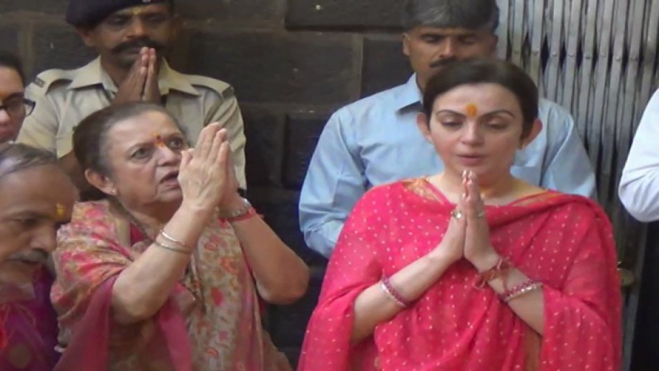 इंडियन प्रीमियर लीग (आईपीएल) के सीजन-10 में आज एक अहम मुकाबला खेला जाना है. क्वालीफायर-1 के इस मैच में मुंबई इंडियंस की टीम पुणे सुपरजाएंट से वानखेड़े स्टेडियम में भिड़ेगी. मैच से पहले टीम के मालिक और उद्योगपति मुकेश अंबानी की पत्नी नीता अंबानी शिर्डी के साई मंदिर पहुंची.