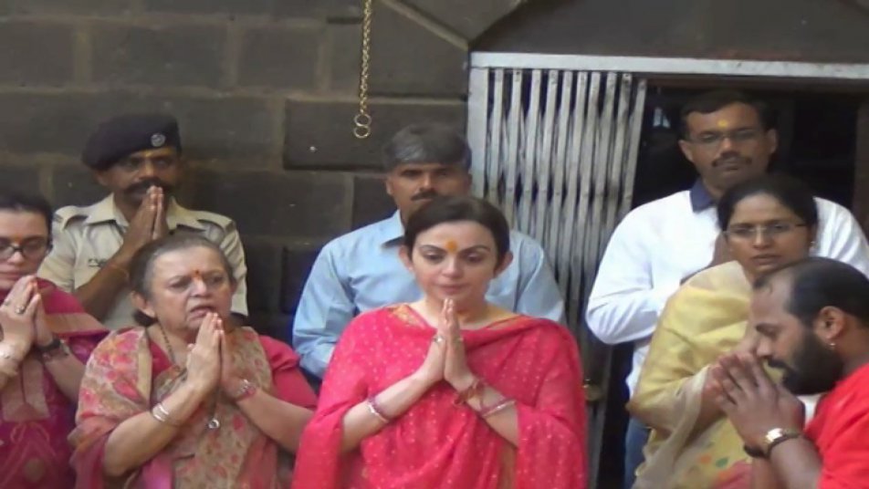 नीता अंबानी मुंबई इंडियंस की टीम के साथ हमेशा देखी जाती हैं. आज अहम मुकाबले से पहले साईं मंदिर जाकर उन्होंने साईंबाबा की आराधना की और दोपहर 12 बजे साईं की आरती की.