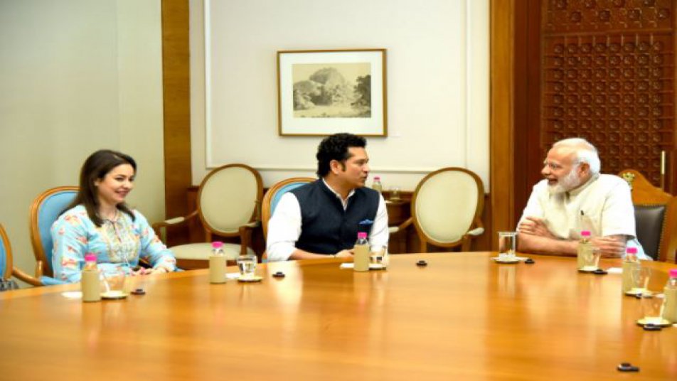 स्टार क्रिकेटर सचिन तेंदुलकर ने प्रधानमंत्री नरेंद्र मोदी से मुलाकात की और अपनी अपकमिंग फिल्म 'सचिन: ए बिलियन ड्रीम्स' के लिए शुभकामनाएं लीं. तेंदुलकर ने शुक्रवार को ट्विटर पर इस मुलाकात की एक फोटो साझा की. 
