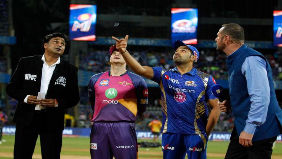 फाइनल मुकाबला रविवार को बेंगलुरू में होगा. फाइनल में मुम्बई के सामने होगी राइजिंग पुणे सुपरजाएंट टीम, जिसने पहले क्वालीफायर में उसे हराते हुए पहली बार इस लीग के फाइनल में कदम रखा है.