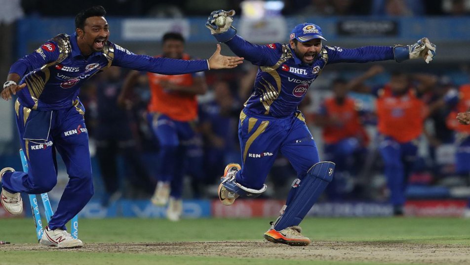 मुंबई इंडियंस की दमदार प्रर्दशन के दम पर सीजन-10 के शुरुआती मैच में कुछ खराब प्रर्दशन के बावजूद टीम लगातार पॉइंट्स टेबल में टॉप पर बनी रही.

फोटो क्रेडिट: (BCCI,IPL)