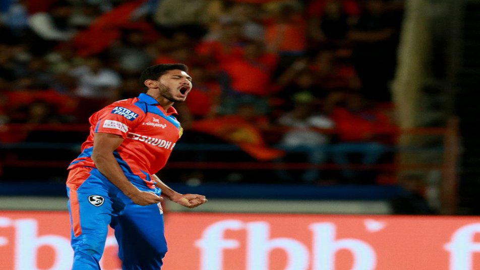 आईपीएल सीज़न 10 के सबसे उभरते हुए सितारें के रूप में गुजरात लायंस के बासिल थम्पी को चुना गया. उन्हें 10 लाख रूपये की इनामी राशी दी गई.