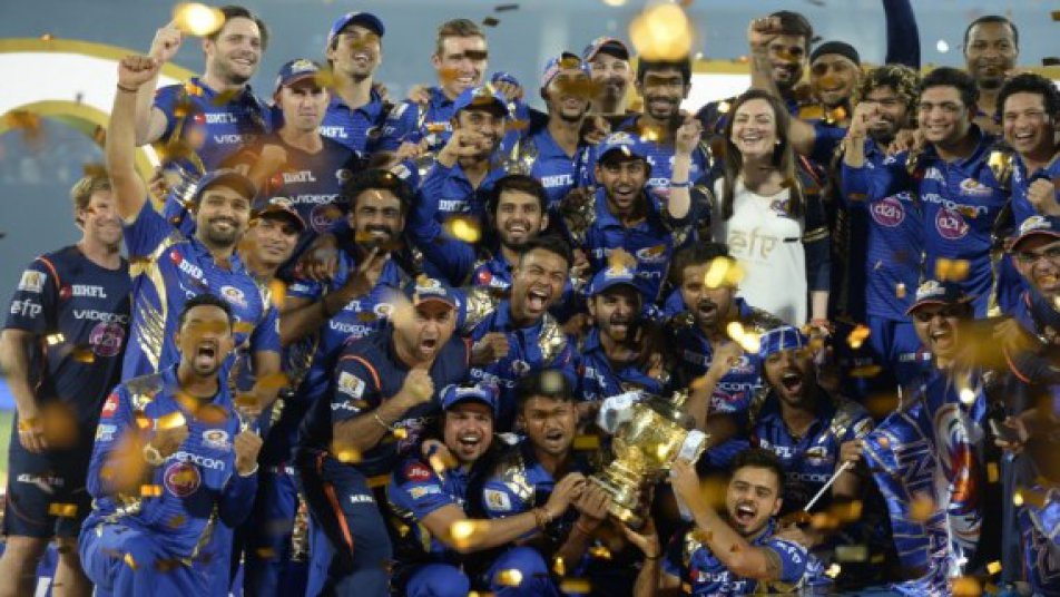 अब लंबे इंतज़ार के बाद बात करते हैं आईपीएल सीज़न 10 की विजेता टीम मुंबई इंडियंस को मिली राशी की. मुंबई की टीम को 15 करोड़ रूपये की मोटी रकम के साथ  ट्रॉफी मिली. इसके साथ ही सभी खिलाड़ियों और सपोर्ट स्टाफ को घड़ी से सम्मानित किया गया.