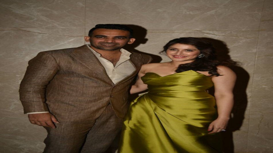 सगाई समारोह में जहीर और सागरिका घाटगे काफी खूबसूरत लग रहे थे. ये सगाई समारोह मुंबई में आयोजित की गई. सगाई में जहीर खान हल्की ब्राउन रंग की सूट में नजर आए तो वहीं सागरिका खूबसूरत गाउन में दिखाई दीं.
