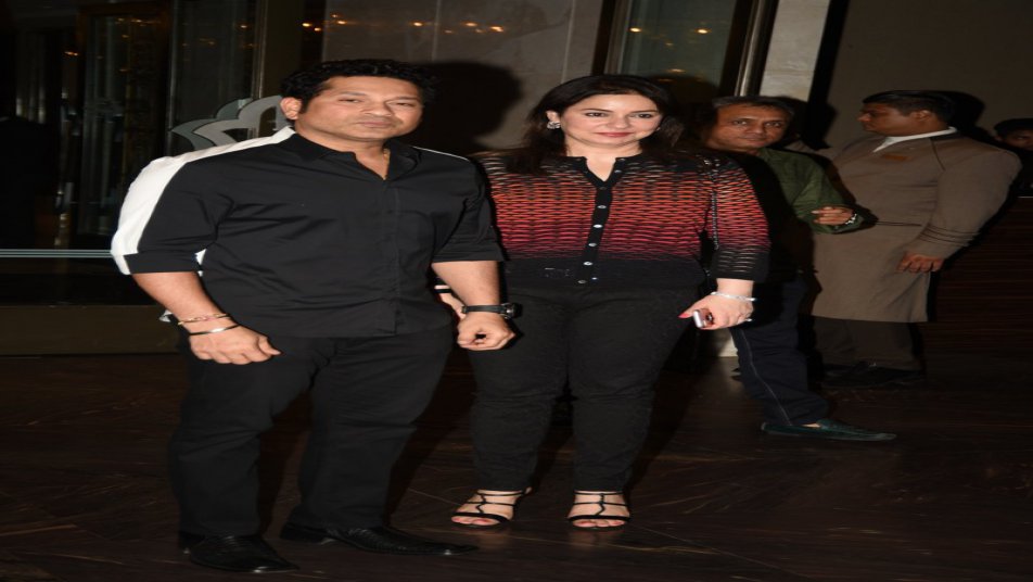 मेहमानों में स्टार क्रिकेटर सचिन तेंदुलकर अपनी पत्नी डॉ अंजलि के साथ पहुंचे.