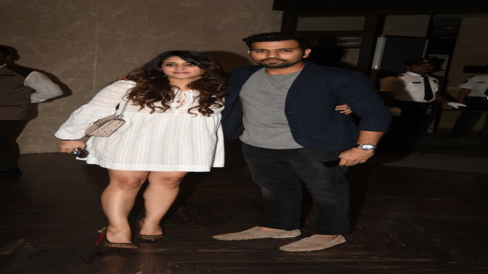 जहीर की खुशी में शामिल होने रोहित शर्मा और उनकी पत्नी रितिका सजदेह भी पहुंचे.
