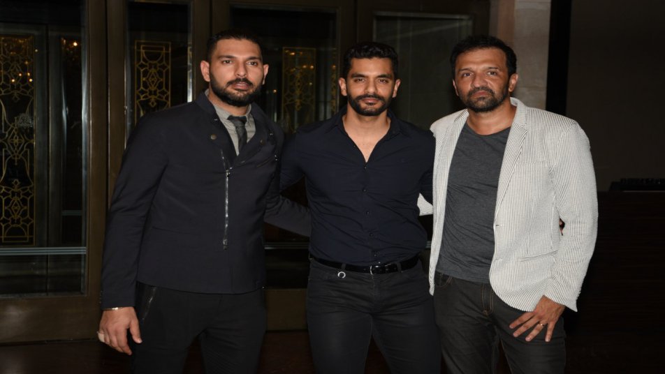 अपने करीबी दोस्त जहीर की सगाई समारोह में शामिल होने क्रिकेटर युवराज सिंह भी पहुुंचे.