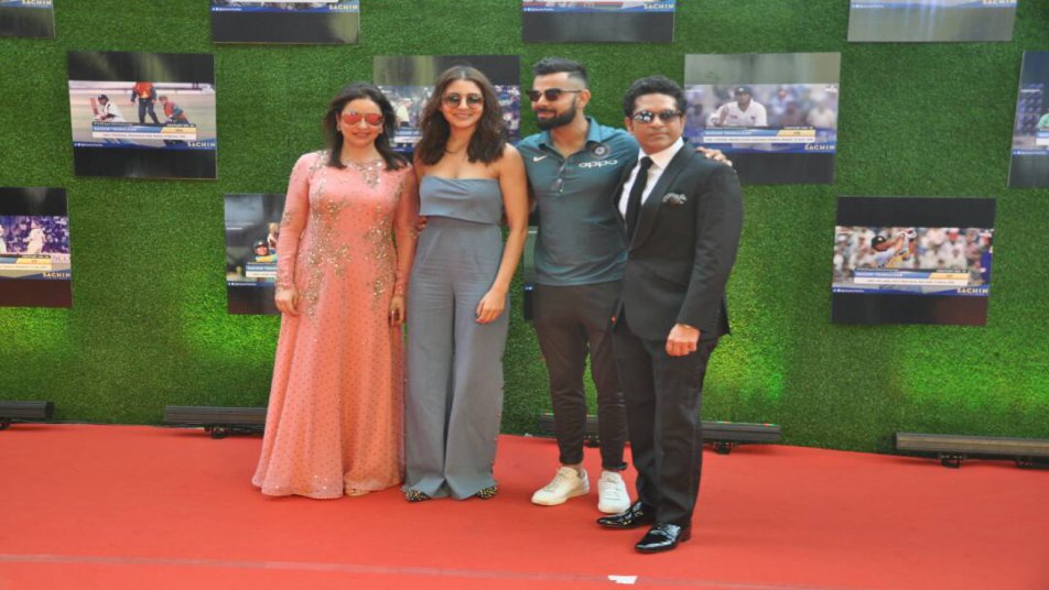 टीम इंडिया के कप्तान विराट कोहली के साथ अभिनेत्री अनुष्का शर्मा भी नजर आई.