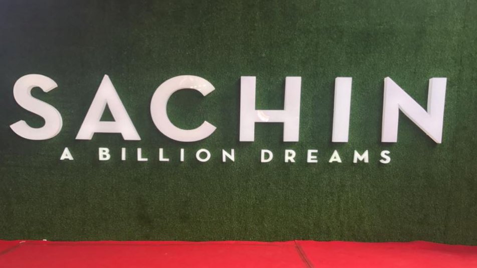 ‘सचिन: अ बिलियन ड्रीम्स’ की प्रीमियर पर पहुंचे सचिन के पहले कोच रमाकांत आचरेकर