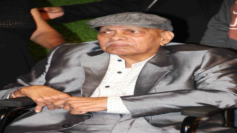 फिल्क के प्रीमियर पर पहुंचने वालों में सचिन के पहले कोच रमाकांत आचरेकर भी शामिल रहें. सेहत खराब होने के बावजूद भी रमाकांत प्रीमियर पर आए.