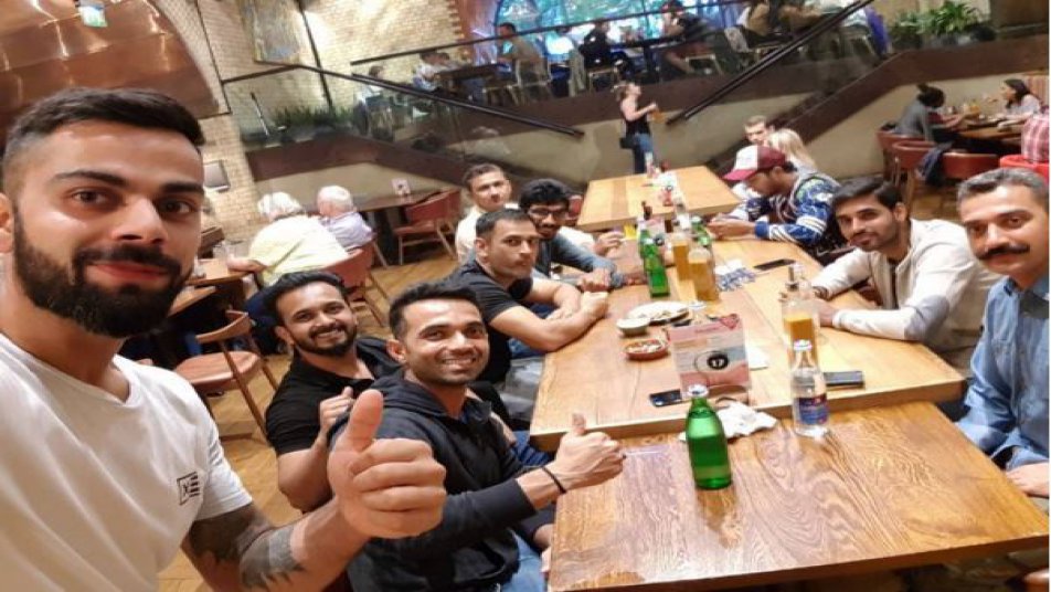 टीम इंडिया चैम्पियंस ट्रॉफी में हिस्सा लेने के लिए इस वक्त इंग्लैंड में हैं. भारतीय टीम के कप्तान विराट कोहली ने एक तस्वीर शेयर की है, जिसमें टीम के कई खिलाड़ी साथ में किसी रेस्टोरेंट में बैठे नजर आ रहे हैं.