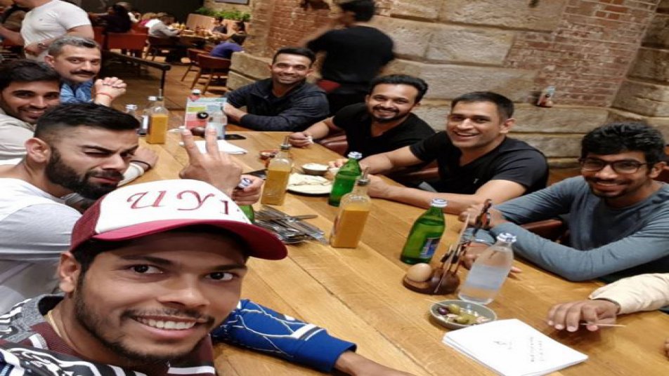जिस जगह की तस्वीर विराट ने शेयर की है वहीं की एक तस्वीर टीम इंडिया के तेज गेंदबाज उमेश यादव ने भी अपने इंस्टाग्राम पर शेयर की है. इस तस्वीर में भी टीम के कई खिलाड़ी साथ में बैठे नजर आ रहे हैं.
