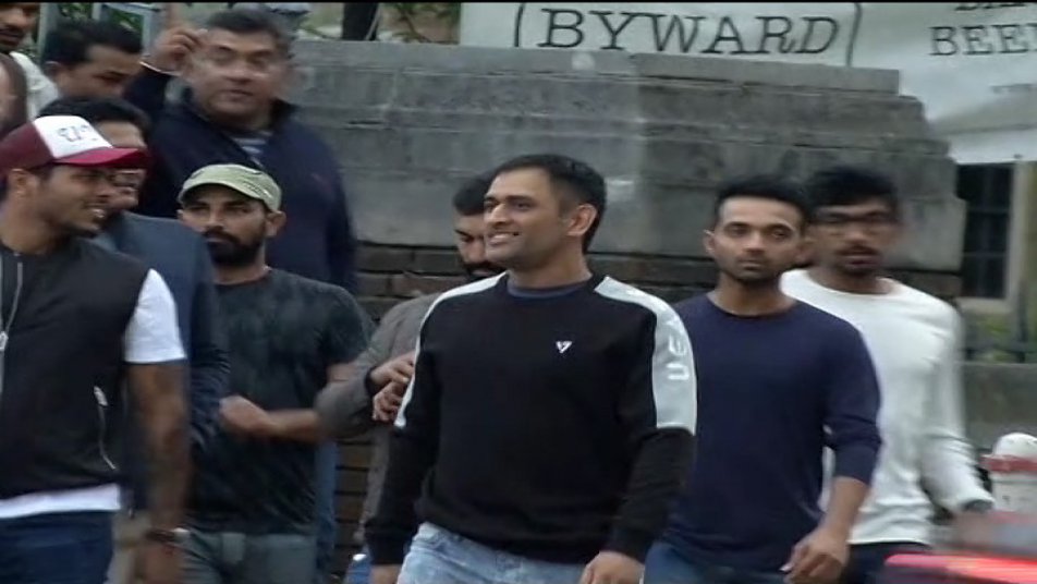 टीम इंडिया के पूर्व कप्तान एम एस धोनी भी सभी खिलाड़ियों के साथ वहां घूमते नजर आए.