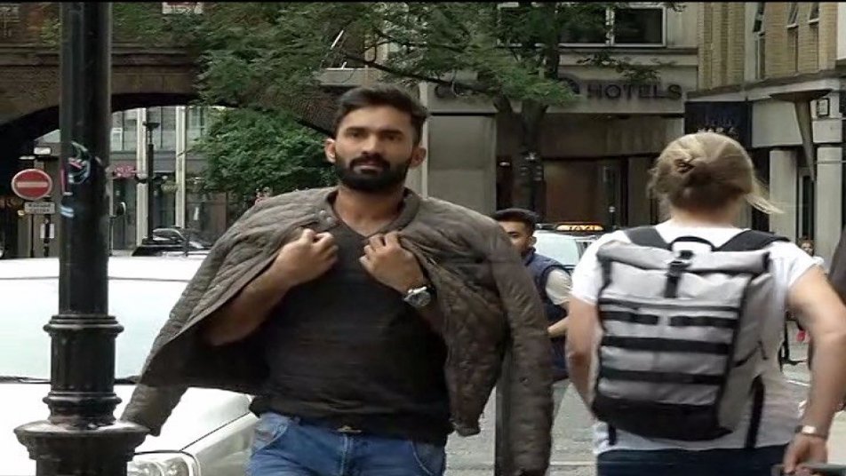 आगे देखें, टीम इंडिया की शॉपिंग की और भी कई तस्वीरें...