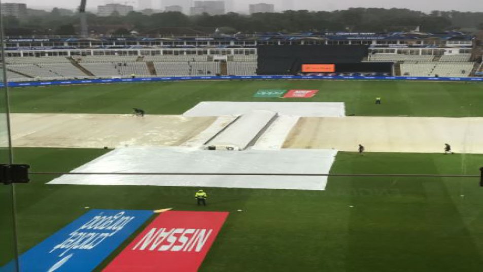 मैच में तीन बार बारिश ने खलल डाला. पहले ब्रेक के बाद मैच को 46 ओवर का कर दिया गया. न्यूजीलैंड की पारी खत्म होने के बाद दोबारा बारिश आई और मैच फिर शुरू होने पर आस्ट्रेलिया को 33 ओवर में 235 रन का लक्ष्य दिया.