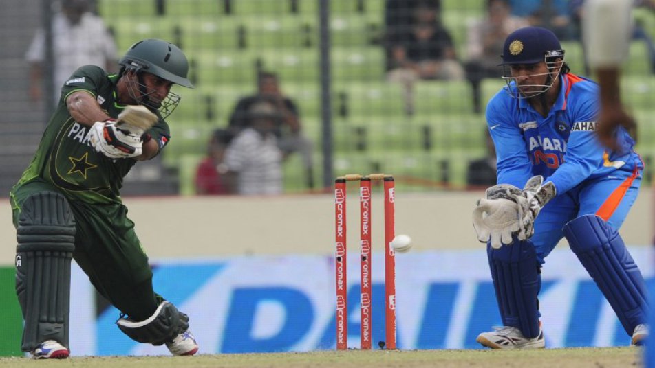 चैंपियंस ट्रॉफी 2017 में भारत और पाकिस्तान चार जून को एक दूसरे के खिलाफ भिड़ने के लिए पूरी तरह से तैयार हैं. 22 गज के इस LoC पर जब दोनों टीमें एक दूसरे के खिलाफ मैदान पर उतरती हैं तो फैंस की भावनाएं और उफान पर आ जाती हैं.