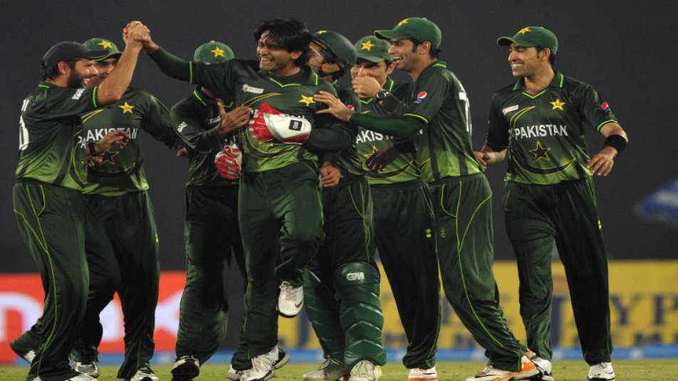 इंडिया और पाकिस्तान चाहे जंग में एक दूसरे के सामने हों या फिर क्रिकेट के मैदान पर, दोनों के बीच का तनाव अपने चरम पर होता है. दोनों देशों के खिलाड़ी और फैंस मैच के दौरान ऐसे पेश आते हैं जैसे कि वो जंग लड़ने आए हैं.